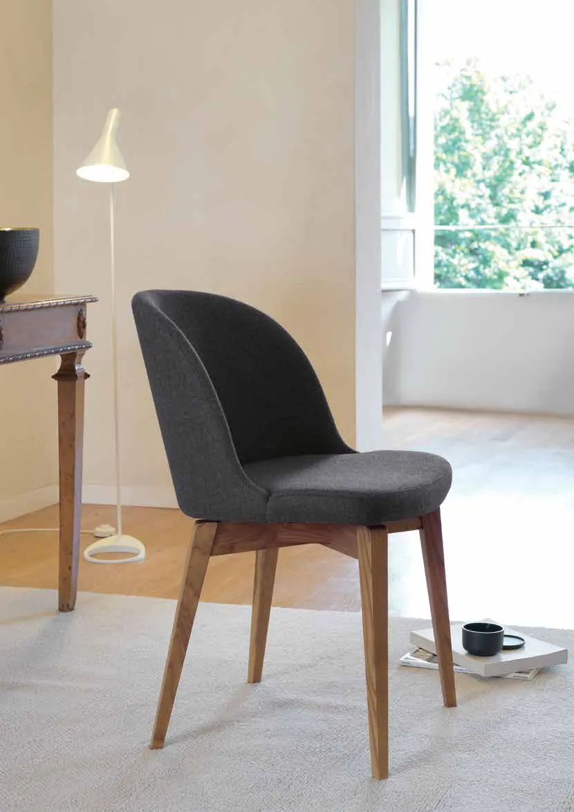 Sedia Cleo Friulsedie con gambe in frassino noce canaletto e lana antracite