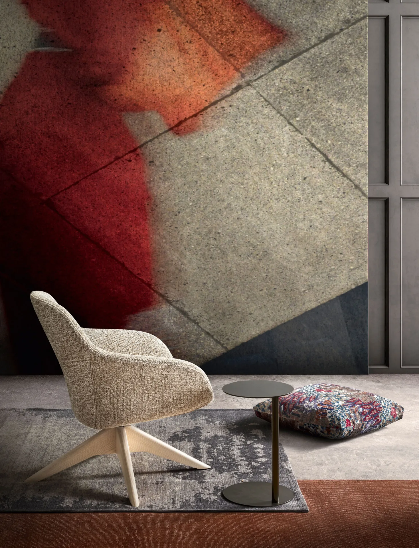 Poltrona Yoko Samoa in tessuto beige su base a quattro razze in legno chiaro, accanto a un tavolino