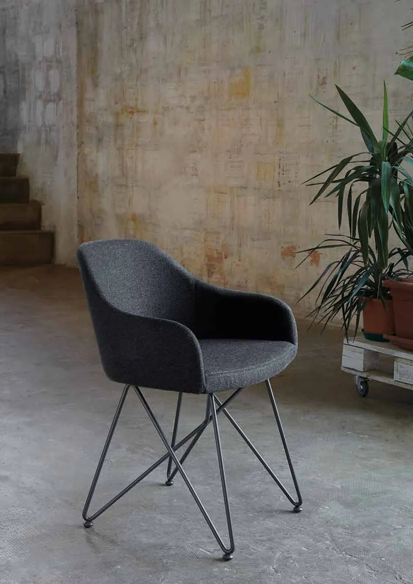Poltroncina Demetra Friulsedie in lana antracite con base in tondino di metallo