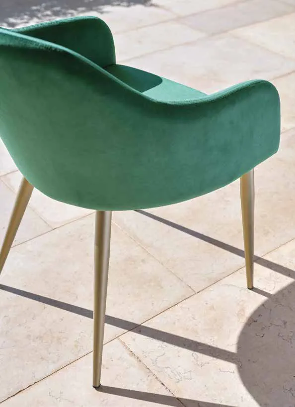 Poltroncina Demetra Friulsedie in velluto verde con gambe dorate, vista di dettaglio