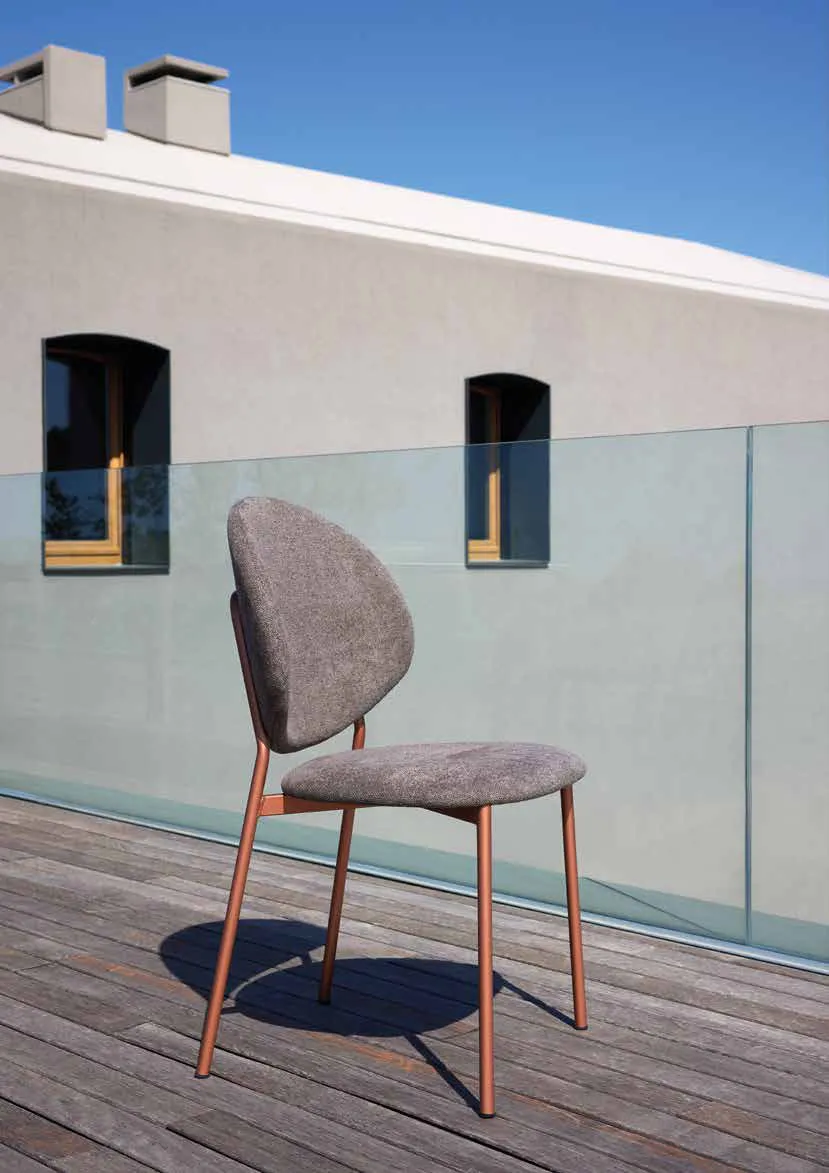 Sedia Vanilla Friulsedie con telaio oro rosa su una terrazza in legno