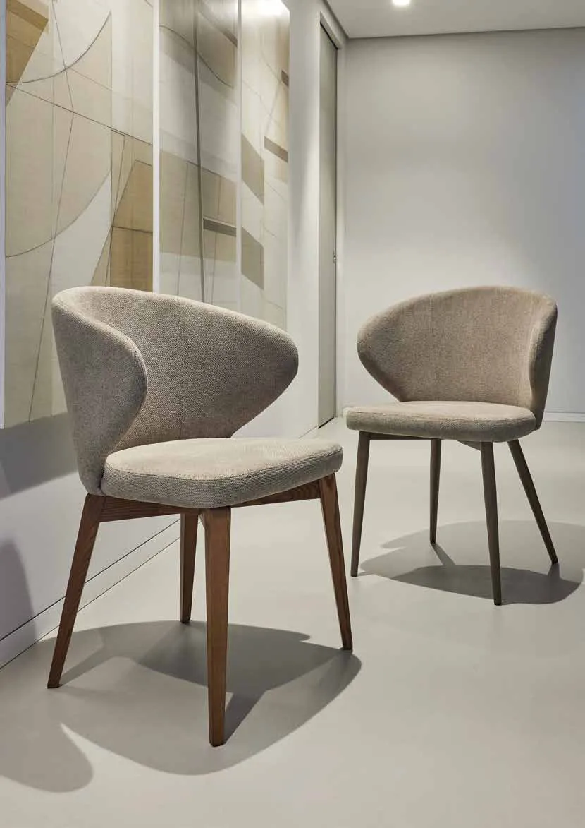 Due poltroncine Vivian Friulsedie in tessuto beige, una con gambe in noce e una in metallo ottone