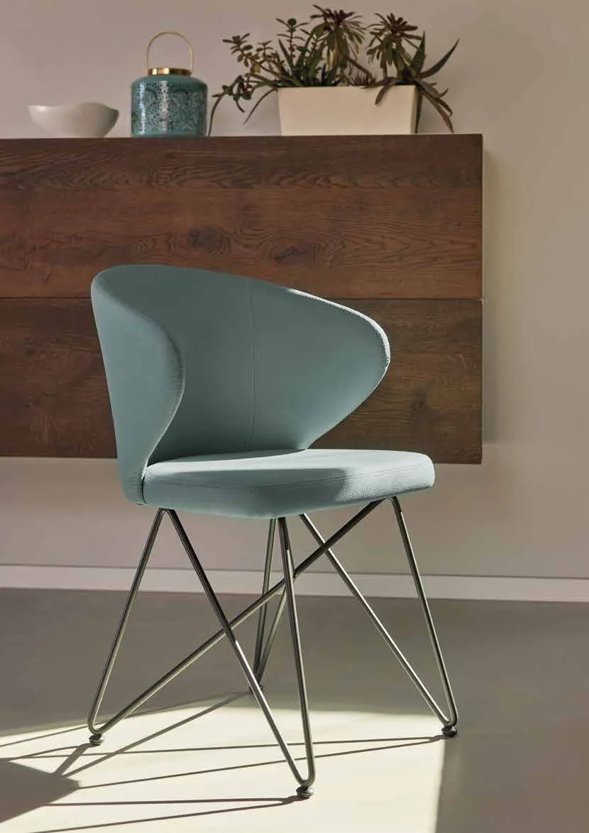 Poltroncina Vivian S115MX Friulsedie con base in tondino di metallo e similpelle azzurra