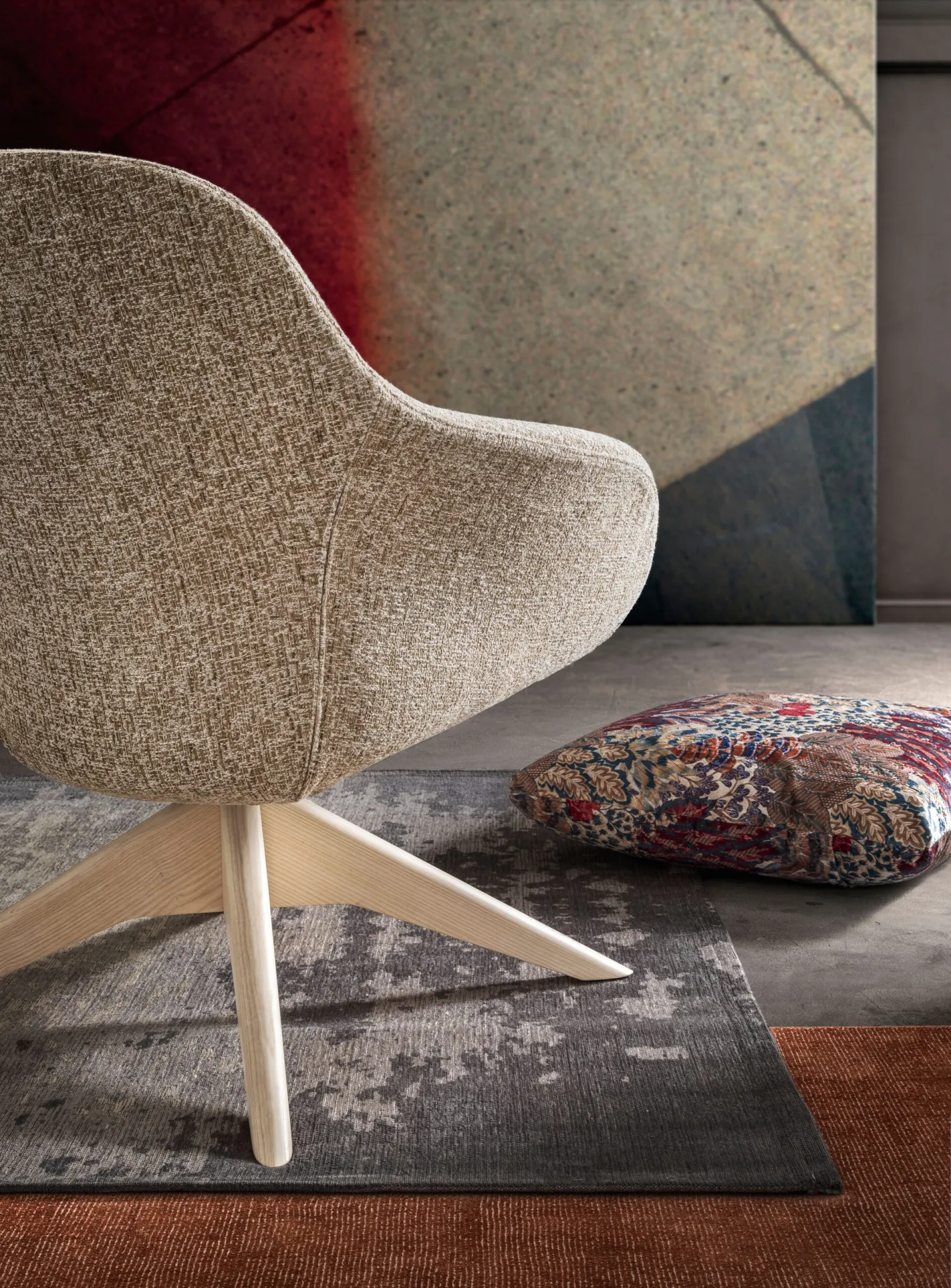 Retro della poltrona Yoko Samoa beige: la scocca a guscio e la base in legno