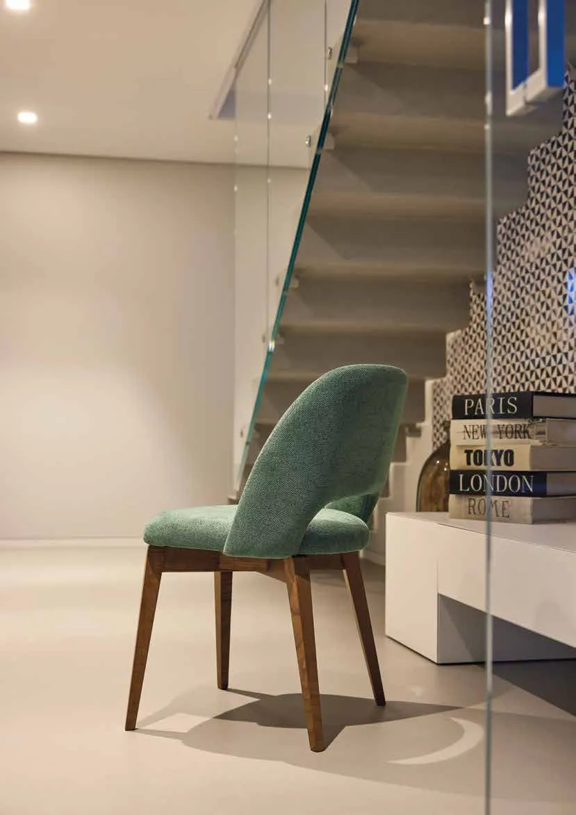Sedia Beverly S100FR Friulsedie in tessuto verde bottiglia con gambe in noce canaletto