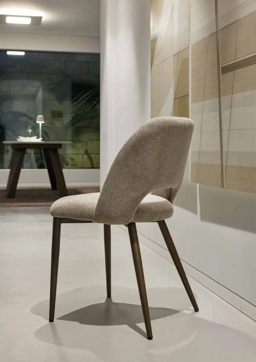 Sedia Beverly Friulsedie in tessuto tortora con gambe in metallo ottone