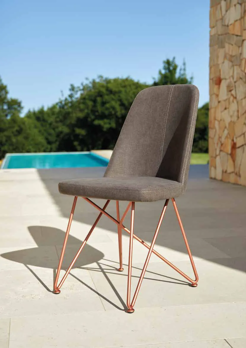 Sedia Noah Friulsedie in tessuto marrone con base in tondino oro rosa in terrazza