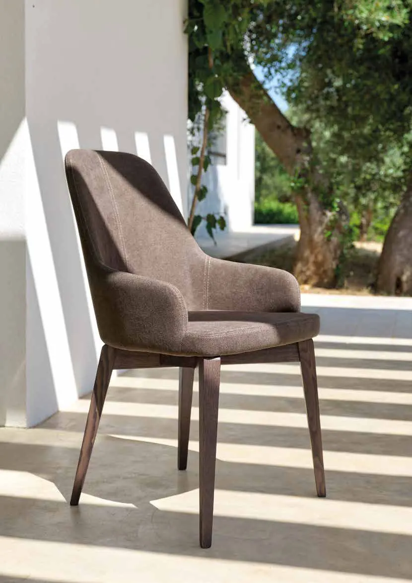 Poltroncina Olympia Friulsedie in tessuto marrone con gambe in frassino bruciato all'aperto
