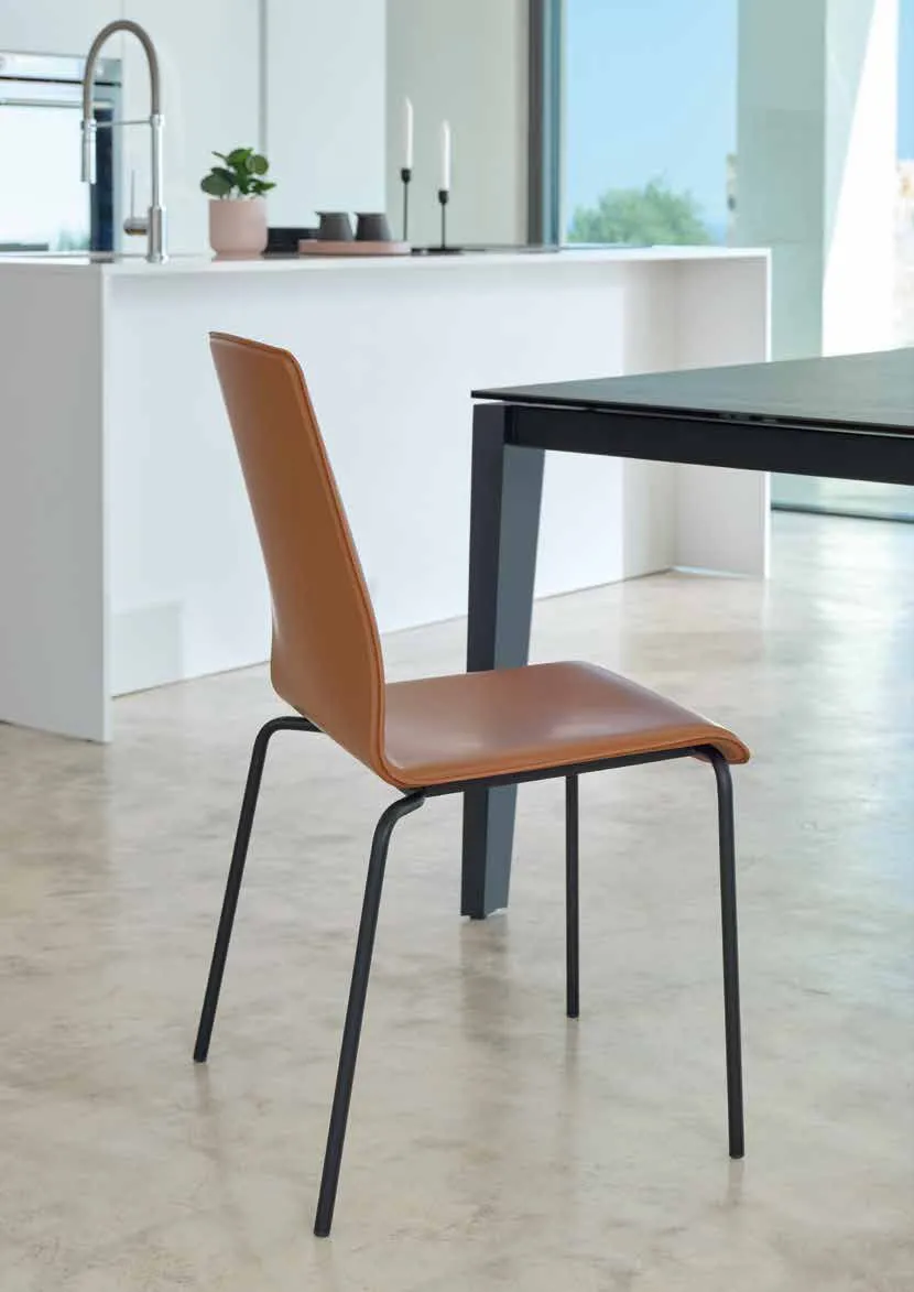 Sedia Gran Manon Friulsedie in cuoio rigenerato cognac con gambe nere in cucina
