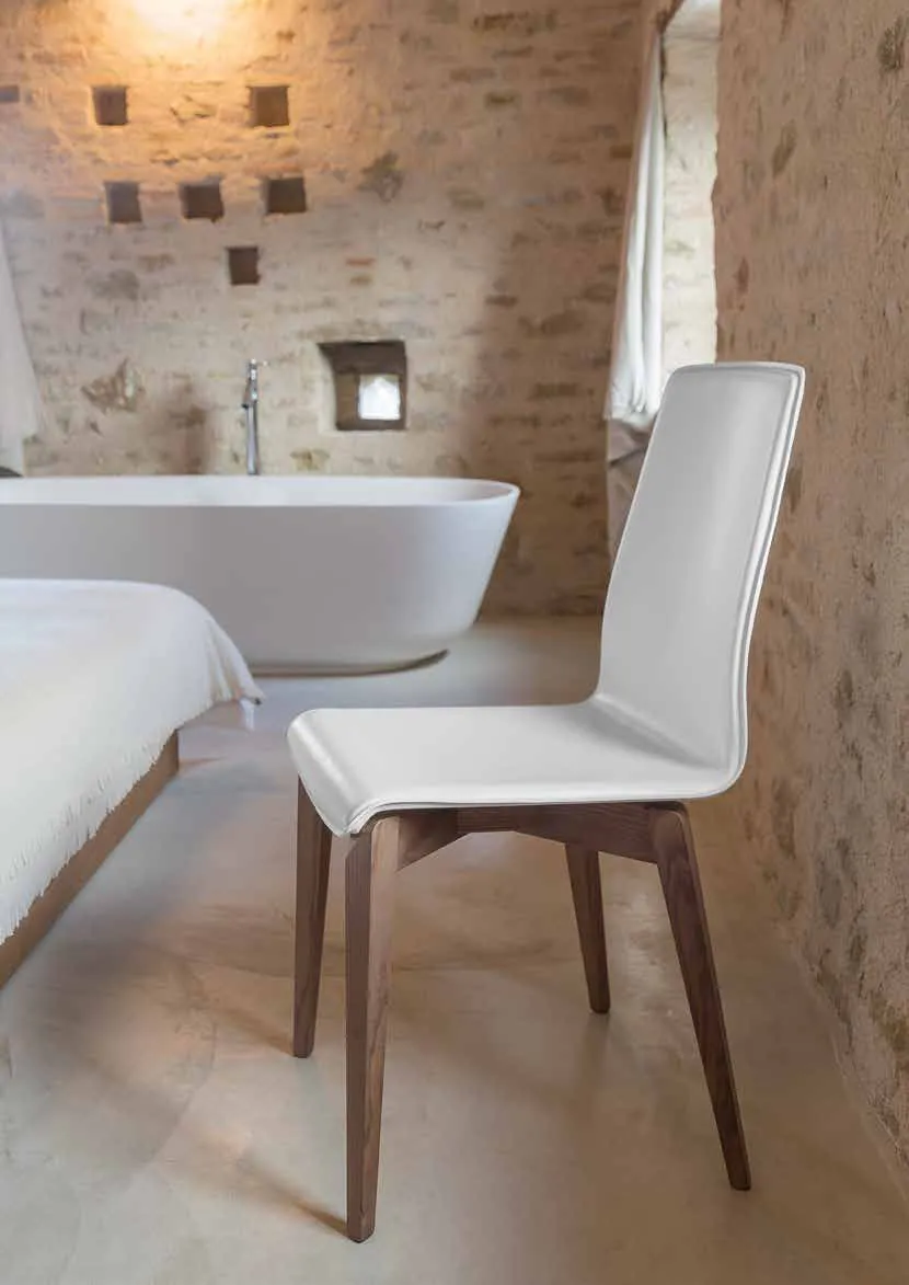 Sedia Gran Manon Friulsedie in cuoio rigenerato bianco con gambe in frassino noce