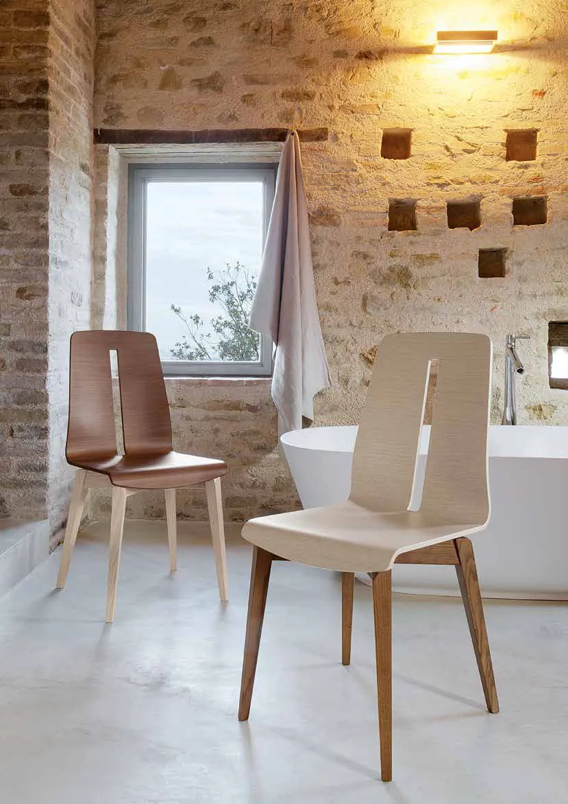 Due sedie Greta Friulsedie bicolore in noce e rovere sbiancato in un bagno in pietra