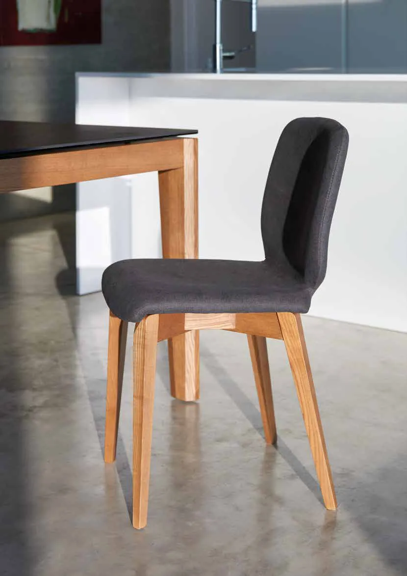 Sedia Sasha Friulsedie in tessuto grigio con gambe in frassino royal oak
