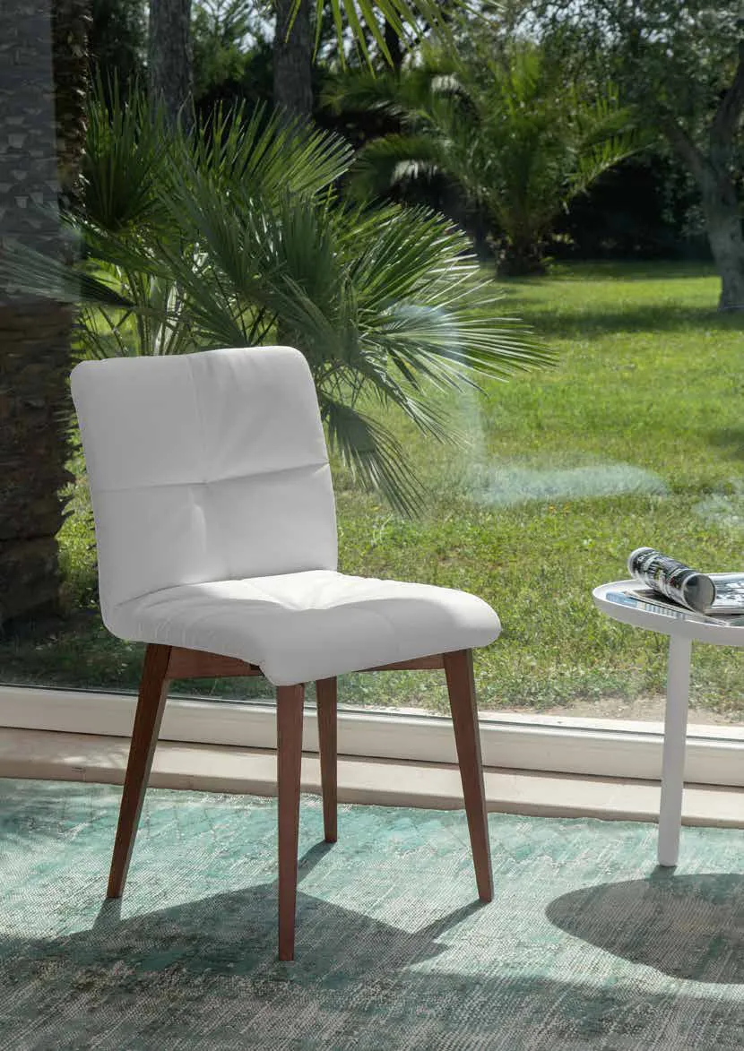 Sedia Fanny Friulsedie in ecopelle bianca con gambe in frassino noce in giardino