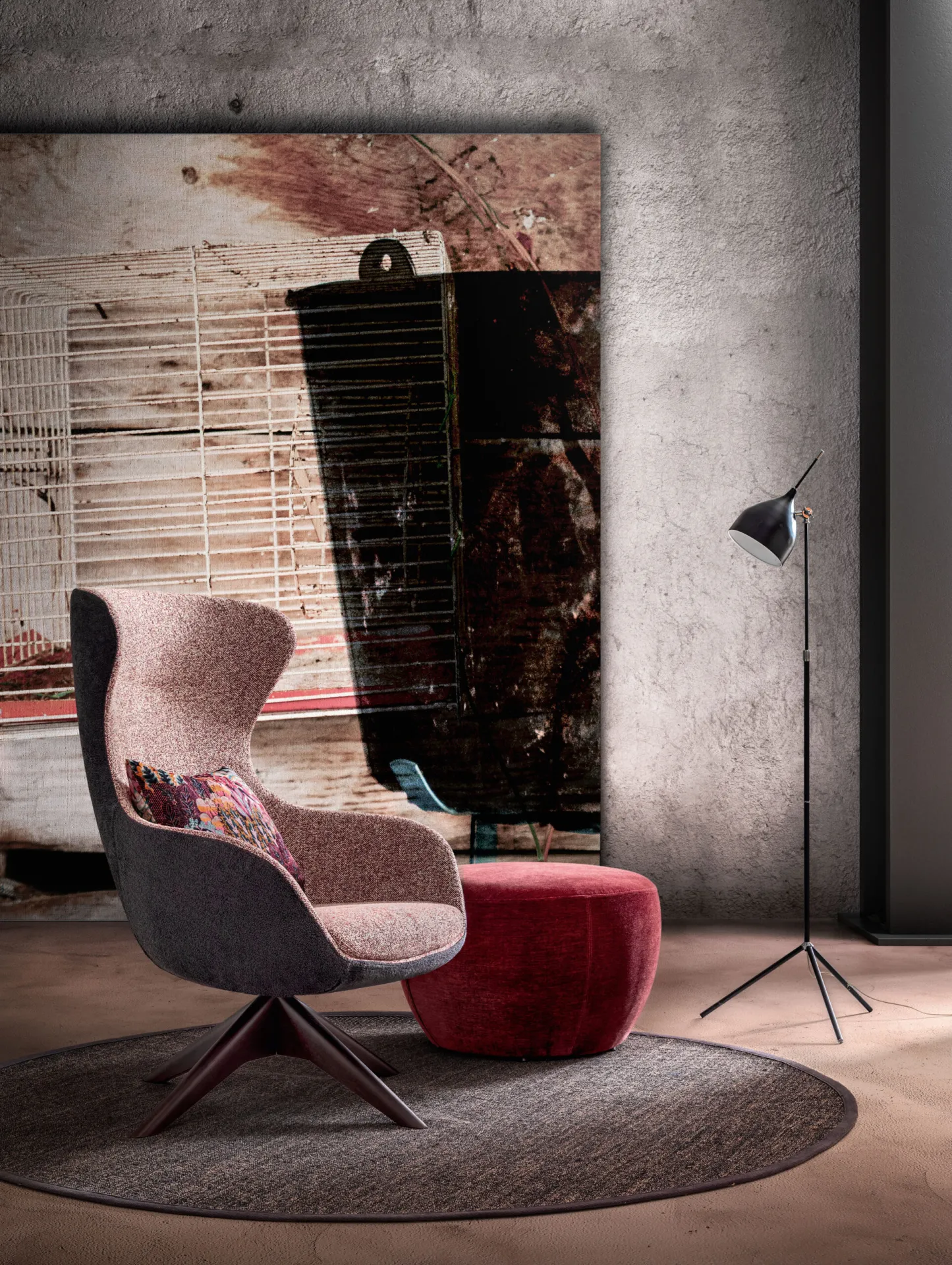 Poltrona Ginger Samoa bicolore grigia e rosa su base in legno scuro, con pouf in velluto rosso