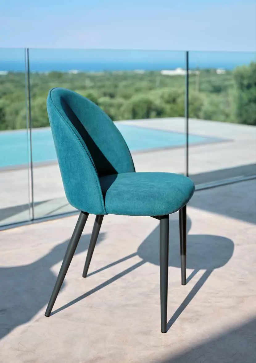Sedia Bally Friulsedie in tessuto petrolio con gambe antracite accanto alla piscina