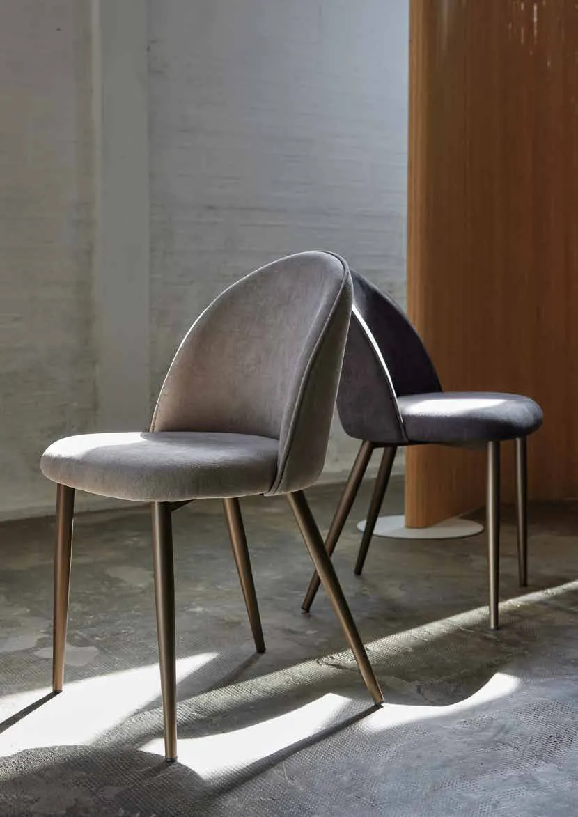 Due sedie Bally Friulsedie in tessuto taupe e grigio con gambe in ottone