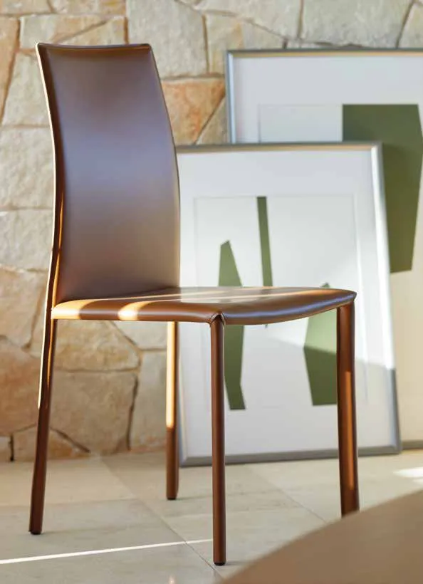 Sedia Vanity Friulsedie in cuoio rigenerato cognac, vista di dettaglio