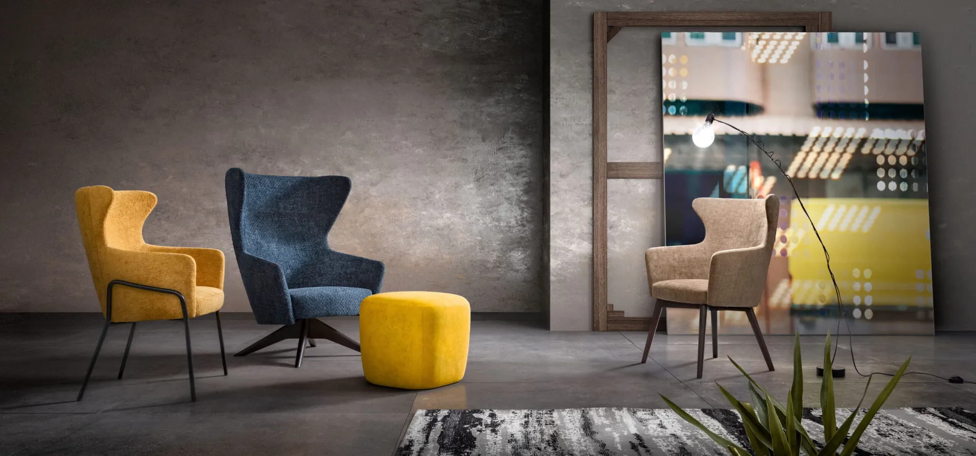 Tre poltrone Wendy Samoa gialla, blu e beige con basi diverse, accanto a un pouf giallo