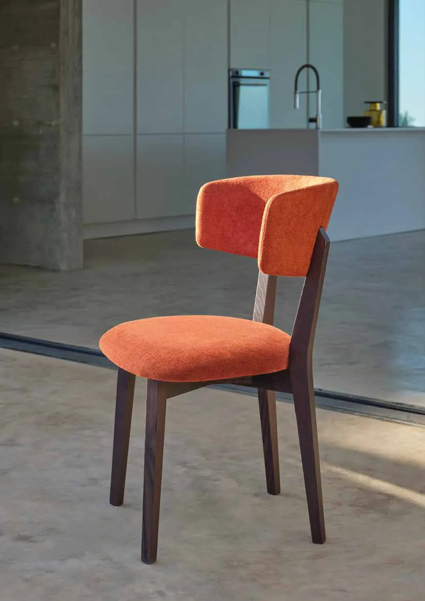 Sedia Giorgia Friulsedie in frassino bruciato e tessuto terracotta