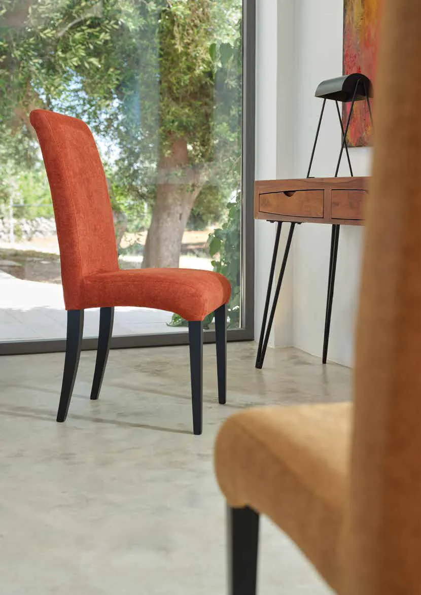 Sedie Ricciolo Friulsedie in faggio nero con tessuto caramel e terracotta