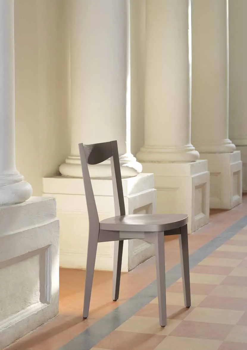 Sedia Smart Friulsedie in frassino laccato titanio con seduta in legno fra colonne