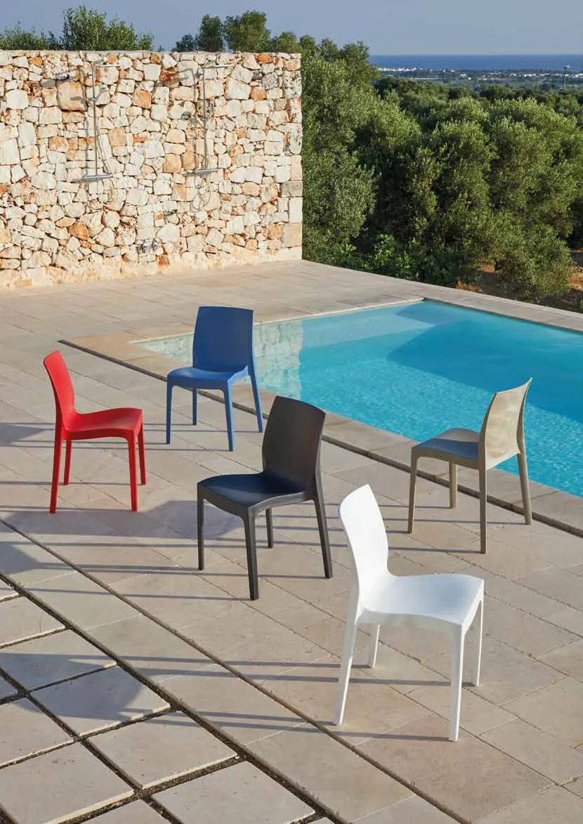 Sedie Jo Friulsedie in polipropilene rosso, blu, antracite e bianco a bordo piscina