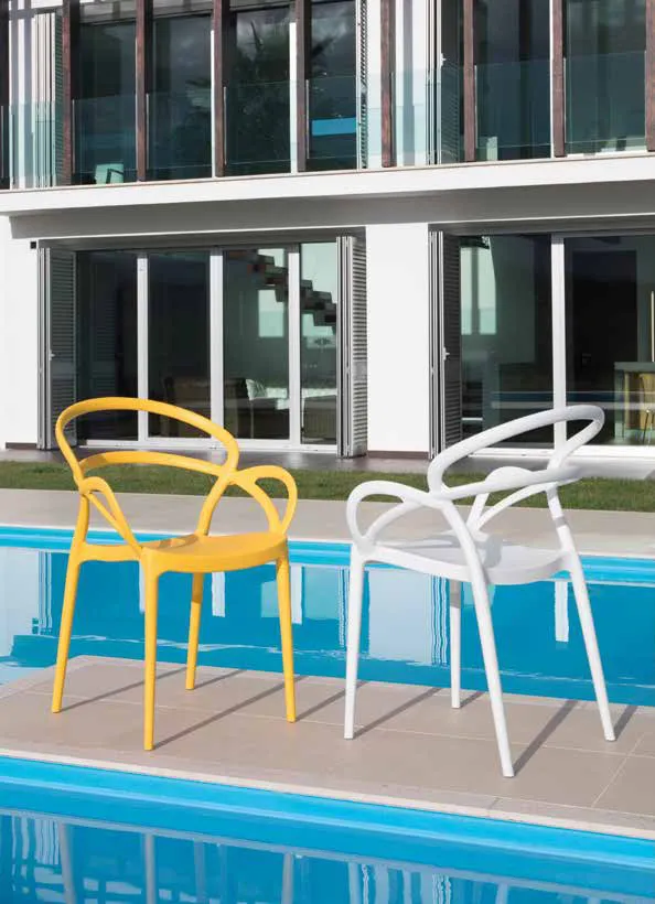 Sedie Nadir Friulsedie in polipropilene giallo e bianco a bordo piscina