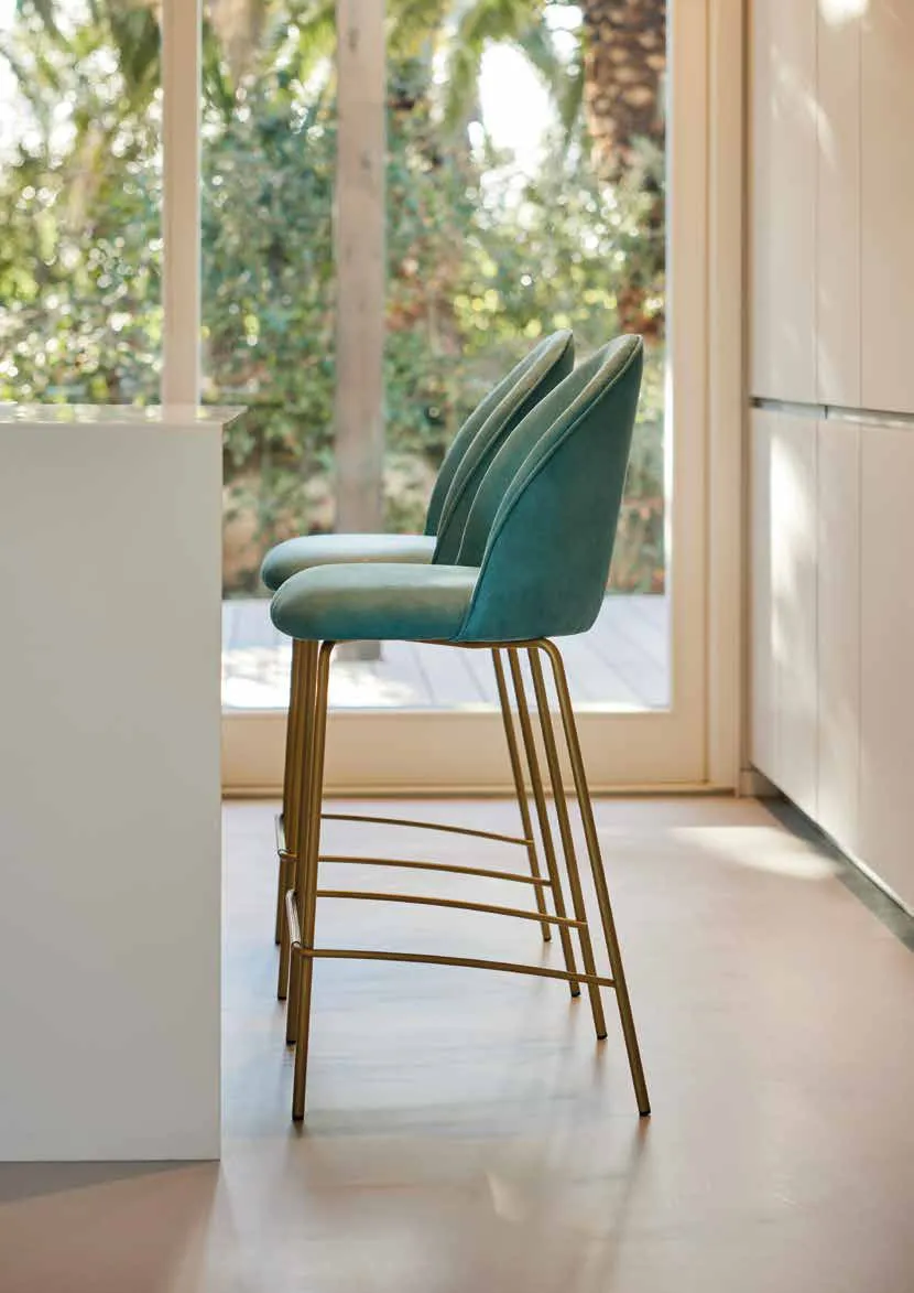 Sgabelli Boris Friulsedie in tessuto aquamarine con gambe oro antico al bancone