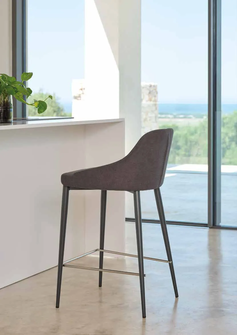 Sgabelli Nelson Friulsedie in tessuto grigio con gambe antracite al bancone