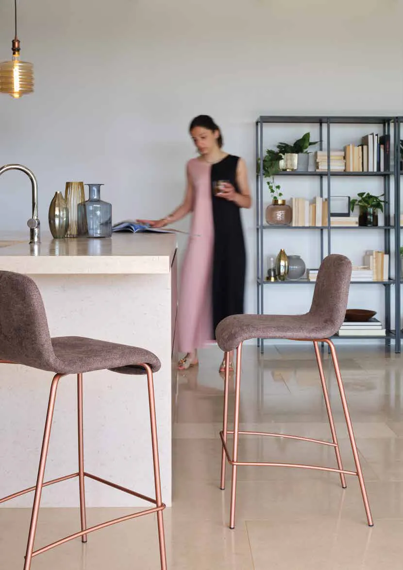 Sgabelli Milo Friulsedie in tessuto grigio con gambe oro rosa in cucina
