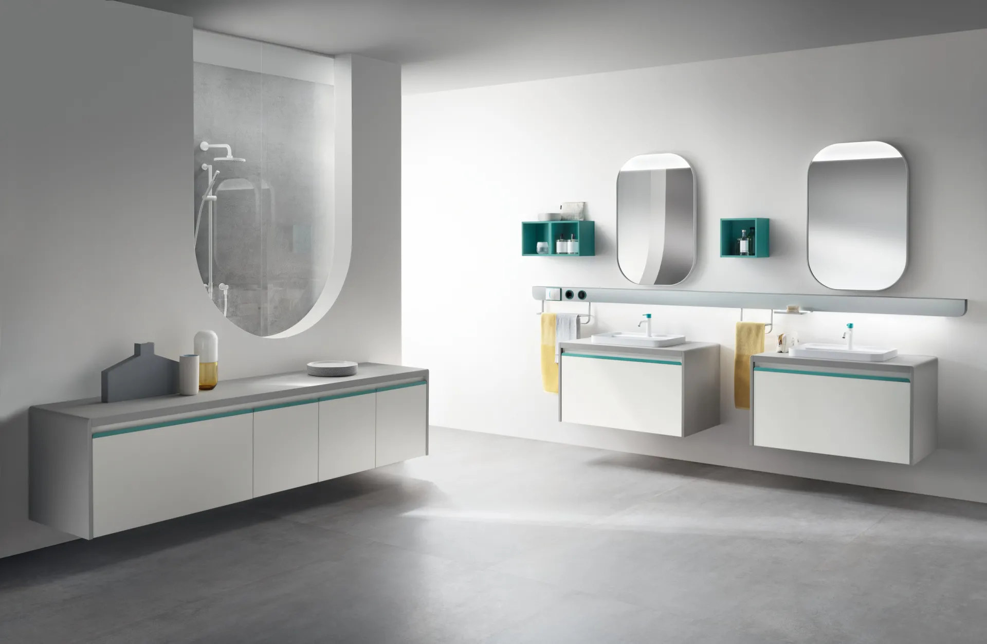 Bagno Dandy Plus Scavolini con lunga base sospesa chiara, due lavabi, specchi ovali e pensili a giorno verdi