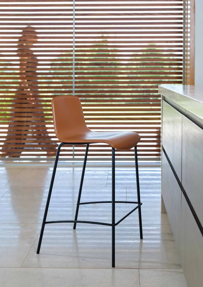 Sgabelli Martin Friulsedie in cuoio cognac con gambe nere al bancone