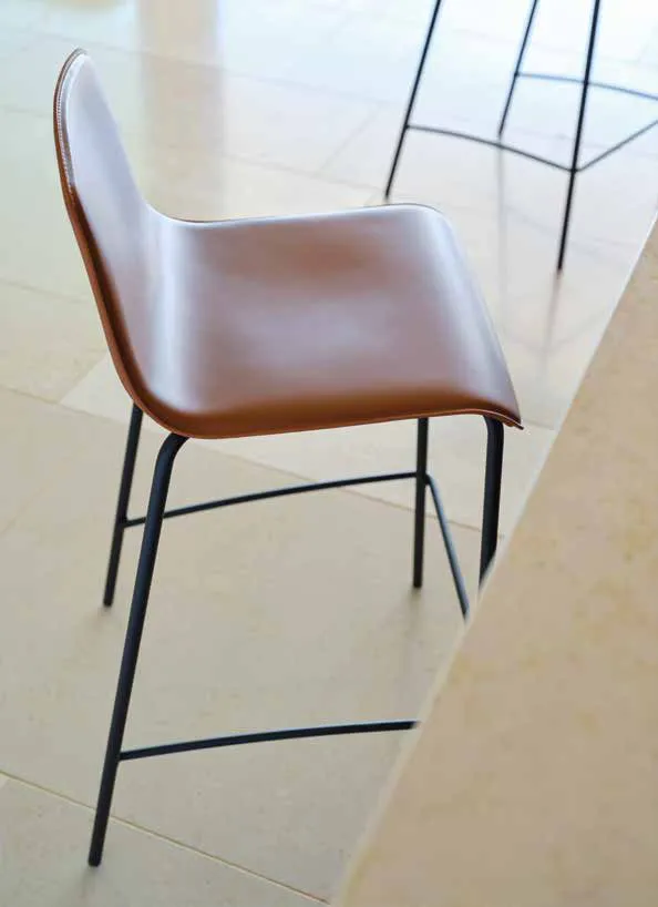 Seduta in cuoio rigenerato cognac dello sgabello Martin Friulsedie, dettaglio