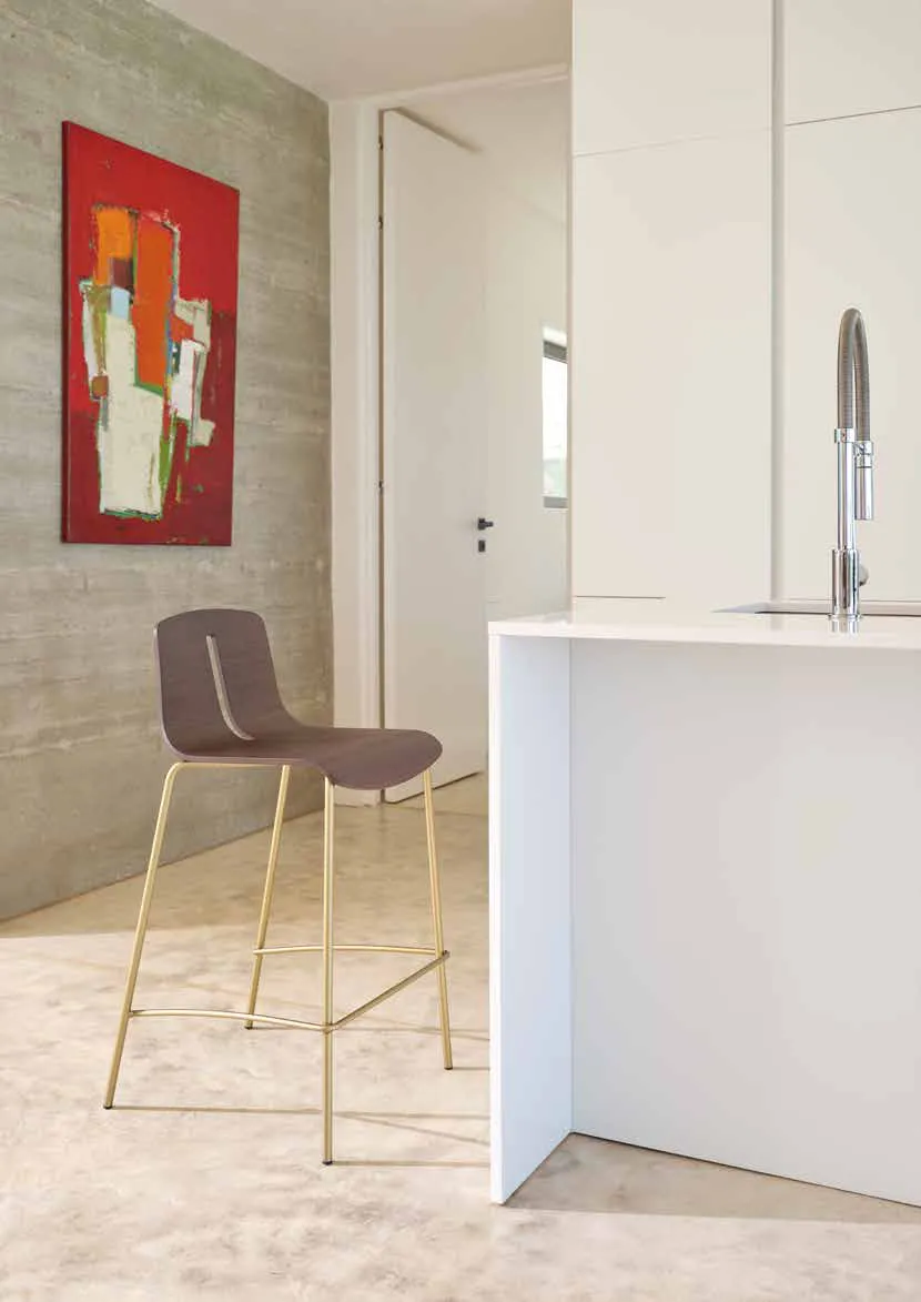 Sgabelli Gordon Friulsedie in rovere bruciato con gambe oro antico in cucina