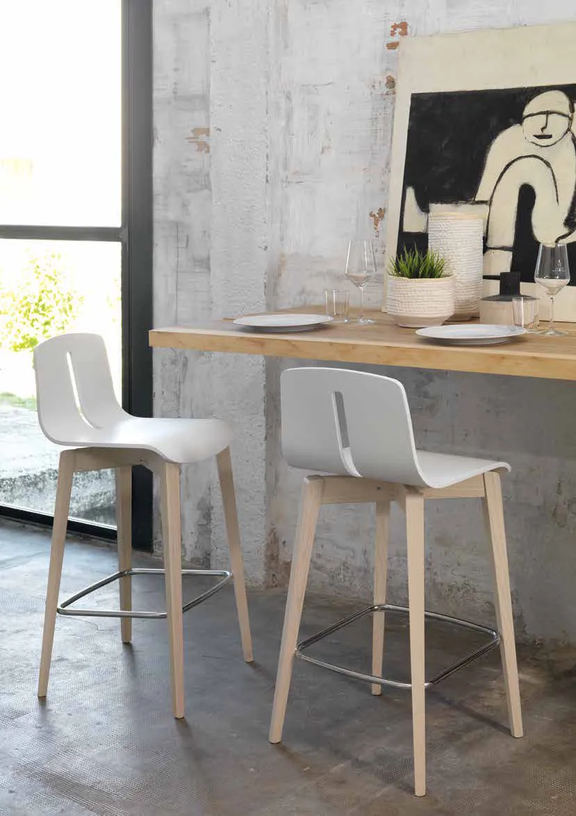 Sgabelli Gordon Friulsedie in frassino sbiancato con sedile laccato bianco
