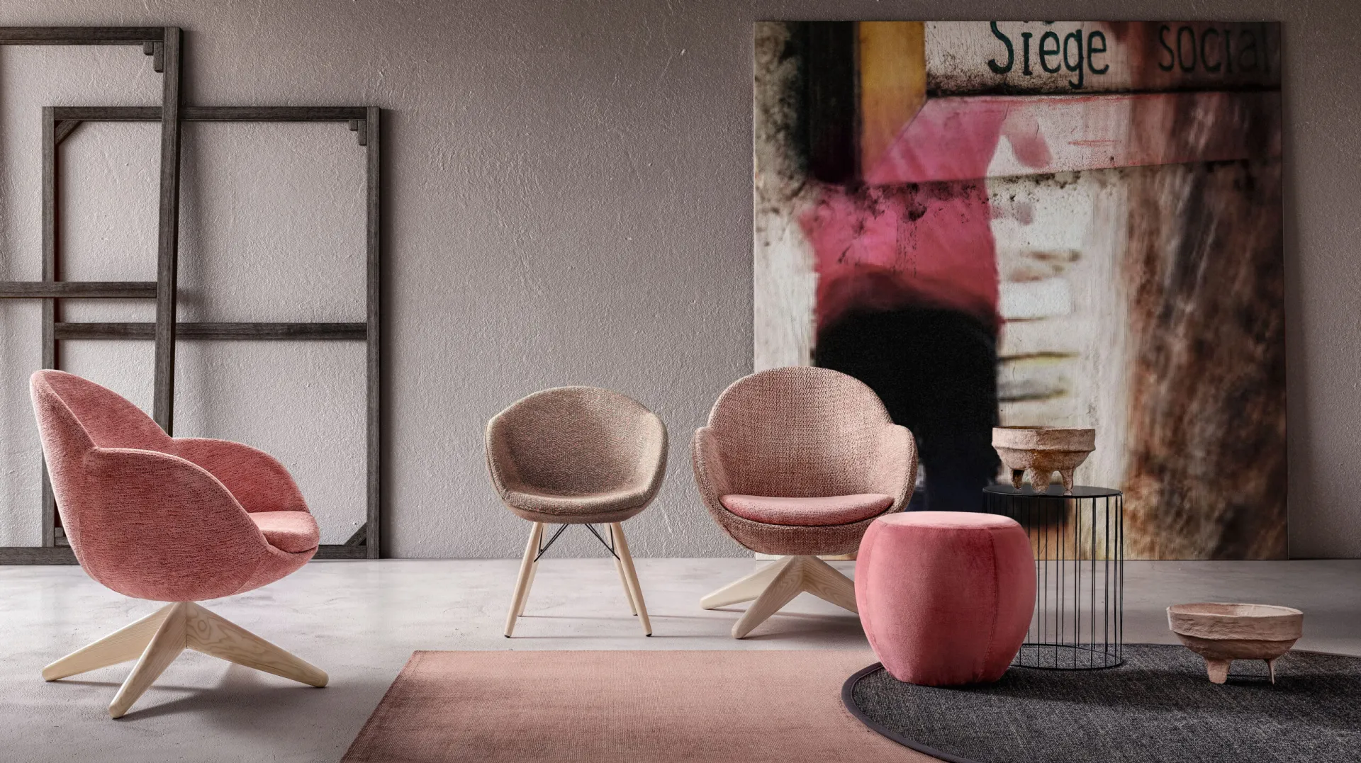 Tre poltroncine Cloud Samoa rosa e beige su basi in legno chiaro, con pouf rosa
