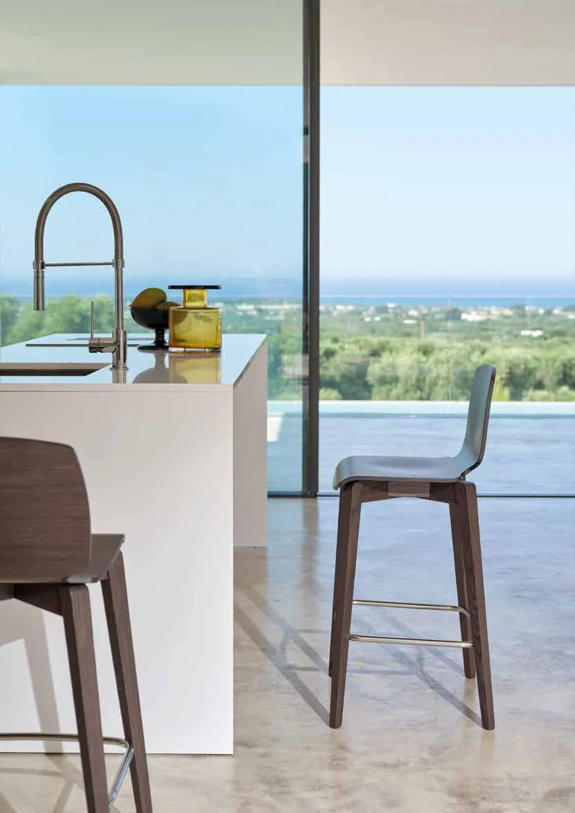 Sgabelli Scott Friulsedie in frassino bruciato al bancone con vista sul mare