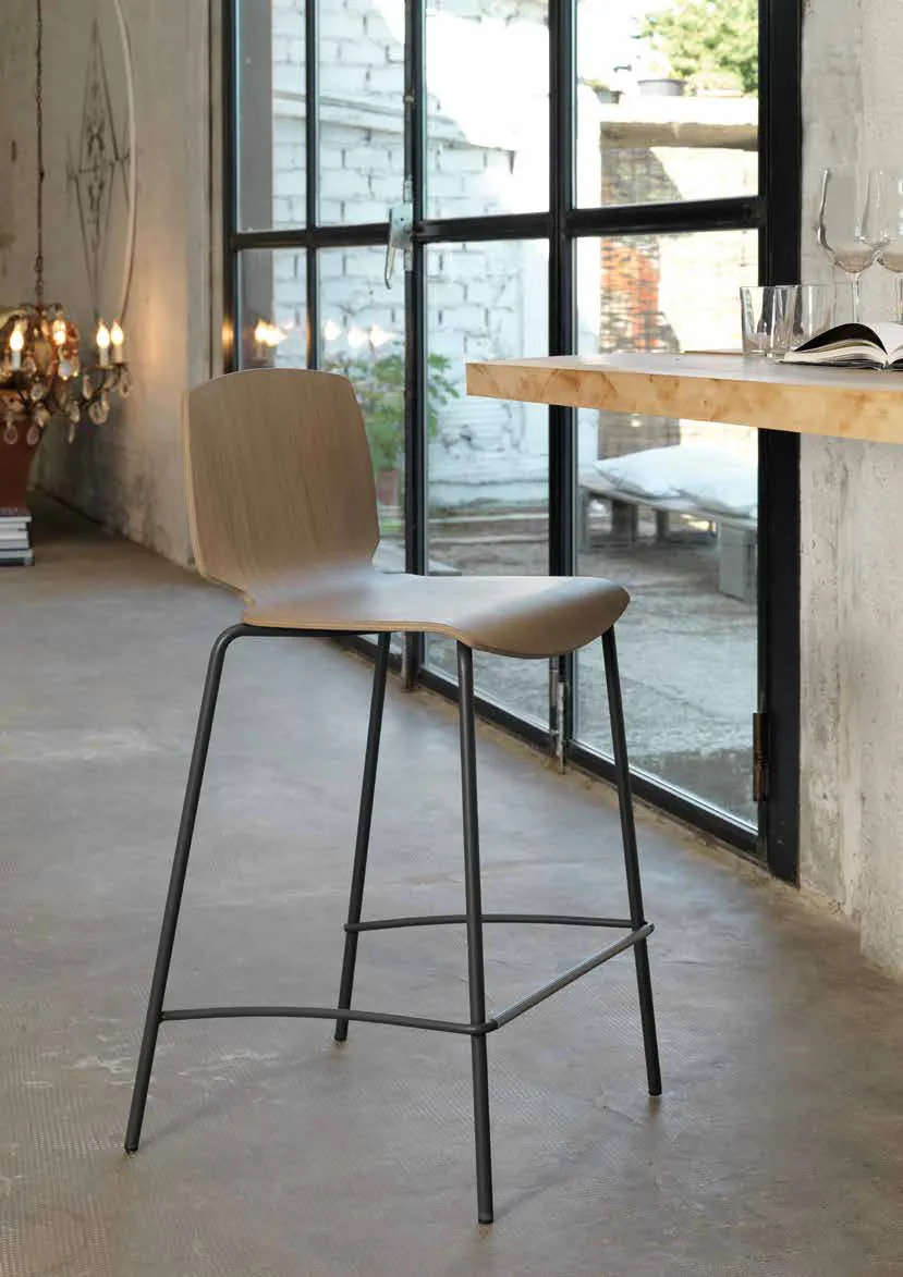 Sgabello Scott Friulsedie in metallo antracite con sedile tabacco