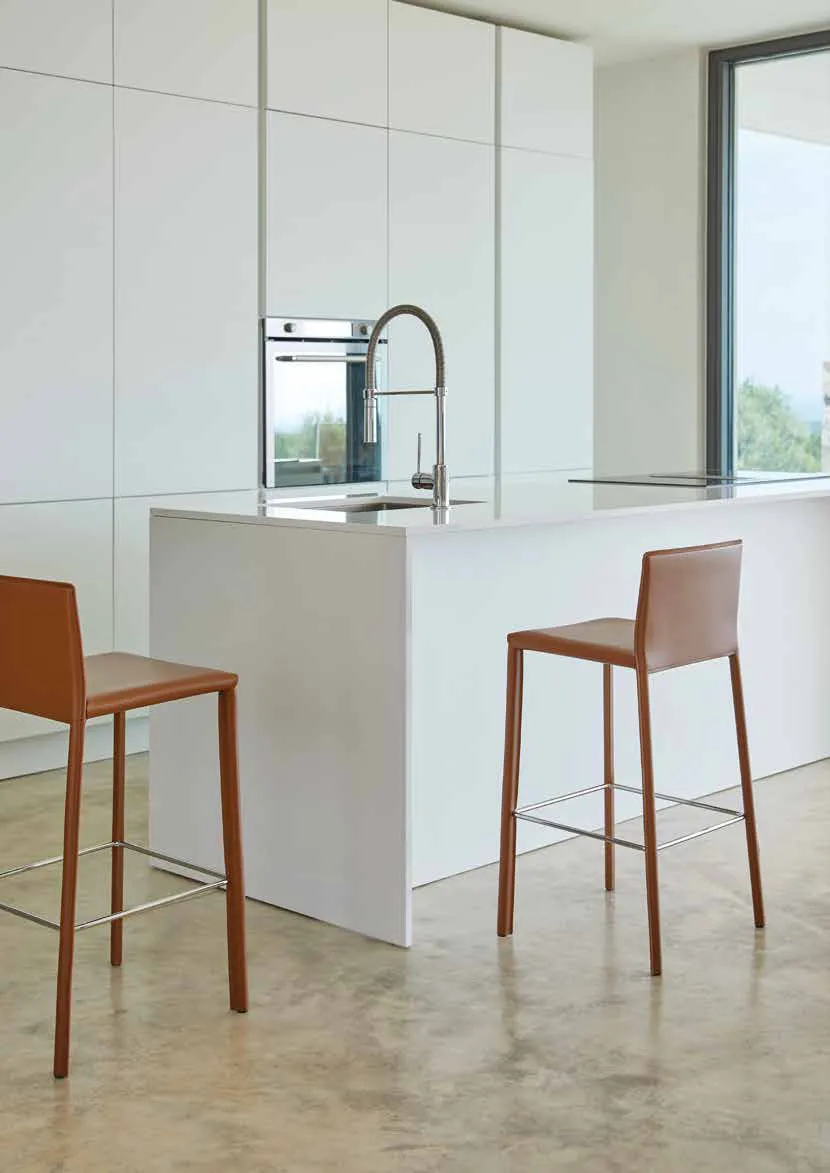 Sgabelli Energy Friulsedie in cuoio rigenerato cognac all'isola della cucina
