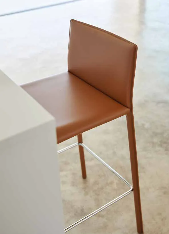 Sgabello Energy Friulsedie rivestito in cuoio cognac, dettaglio
