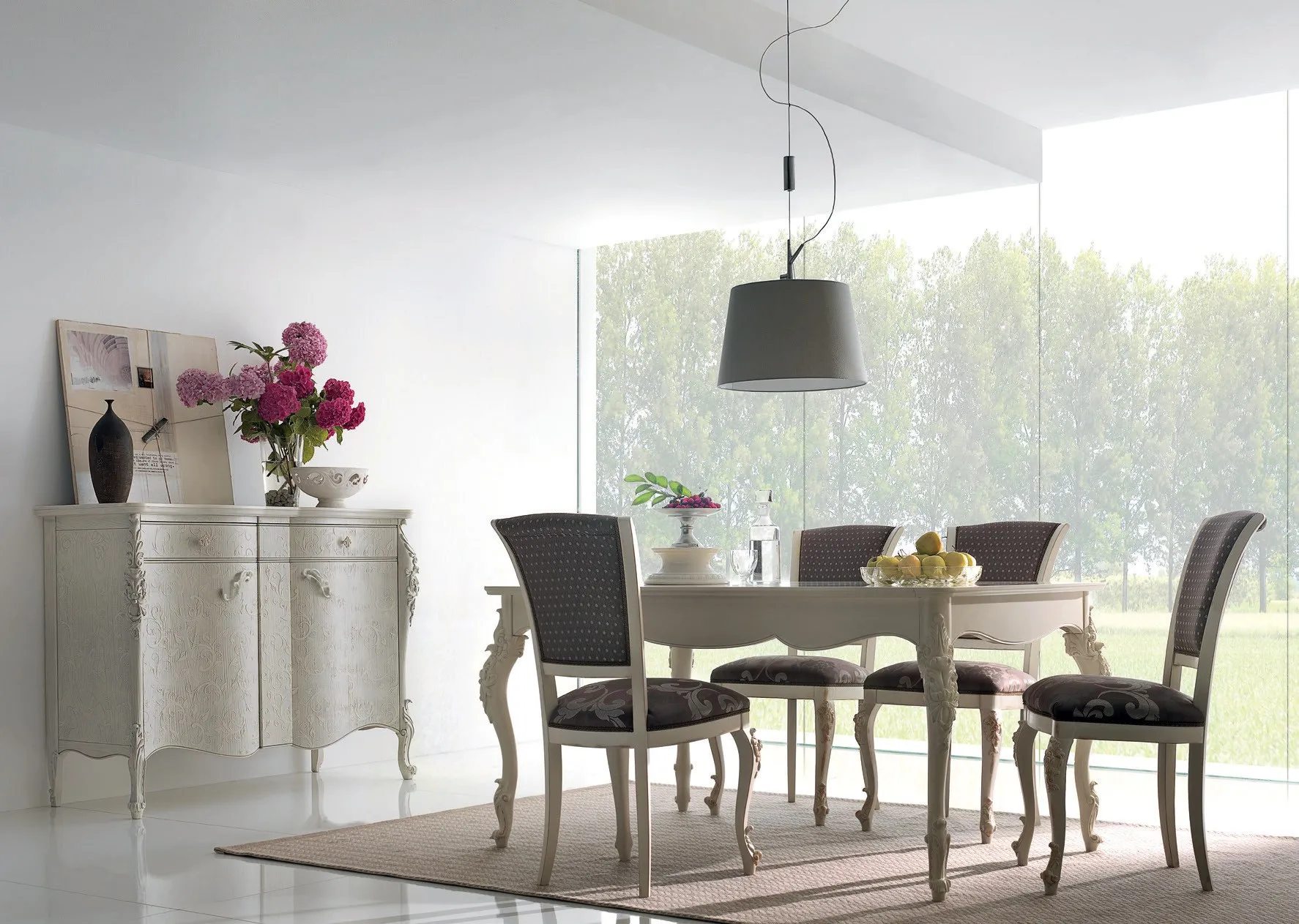Sala da pranzo Venere Imba con tavolo chiaro, sedie e credenzina