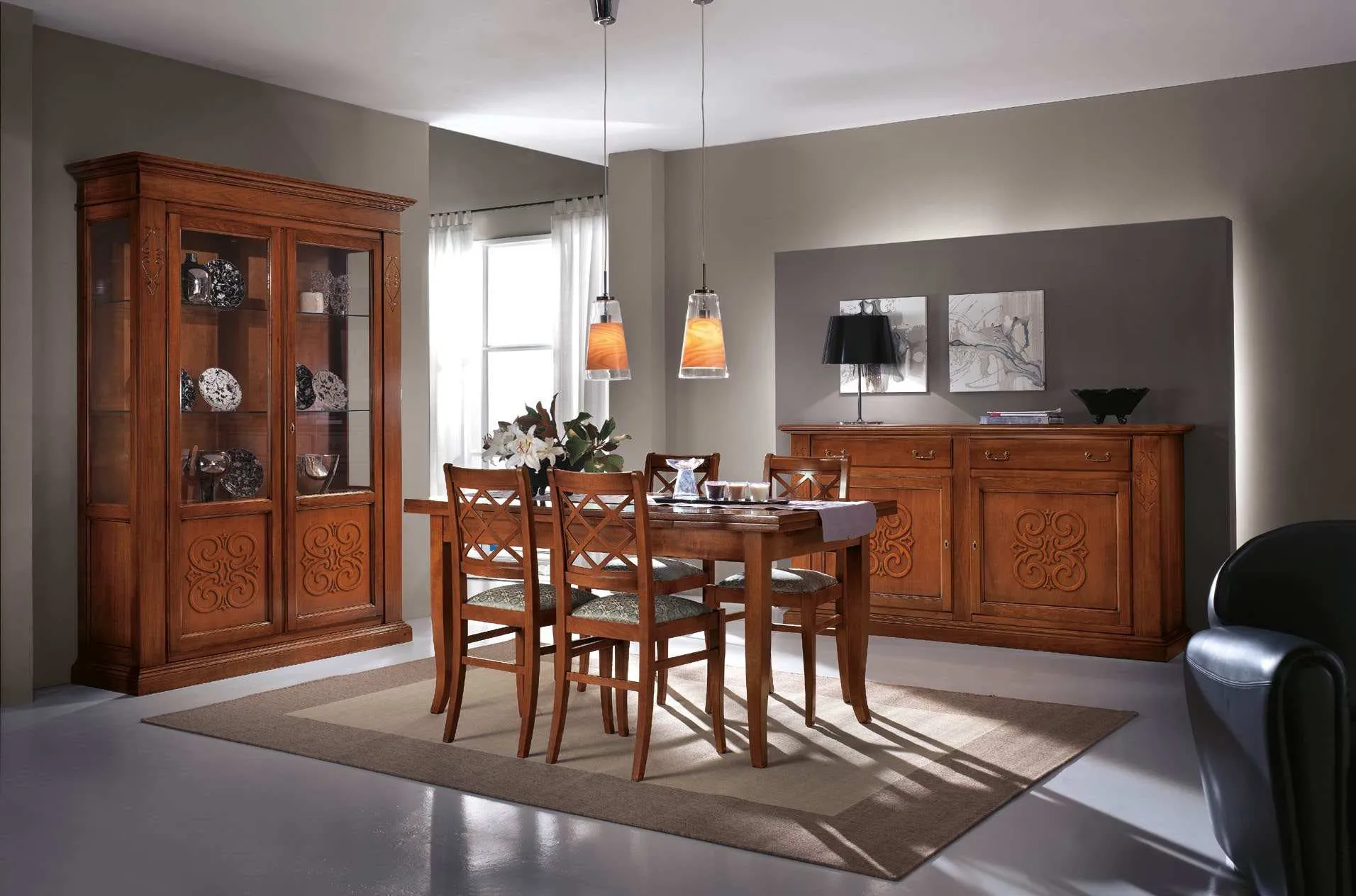 Sedie con fondino imbottito Icon 2.4 Imba in una sala con vetrina e credenza