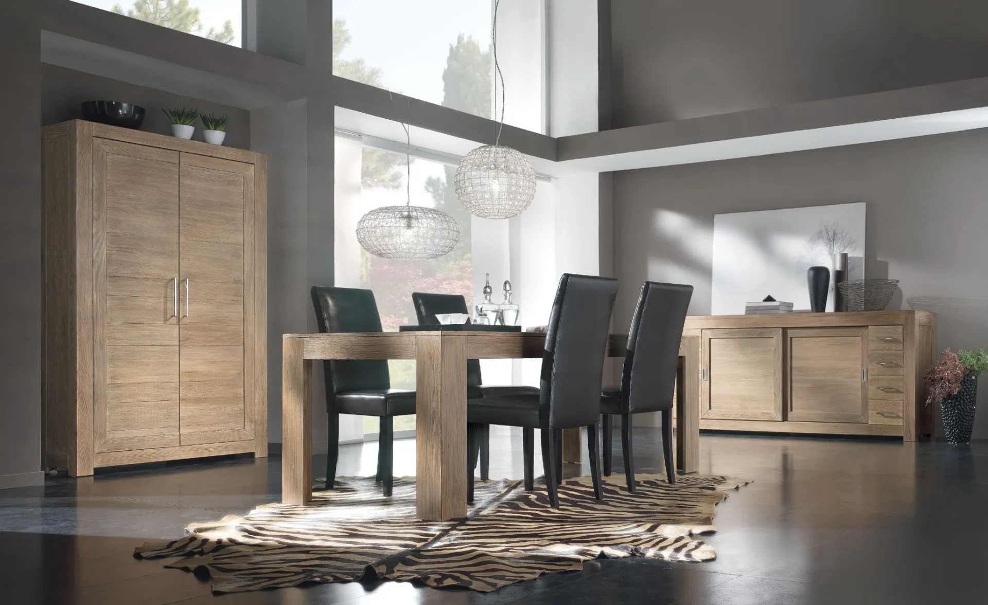 Tavolo Icon 2.0 Imba in legno e cristallo con sedie nere in una sala con credenza