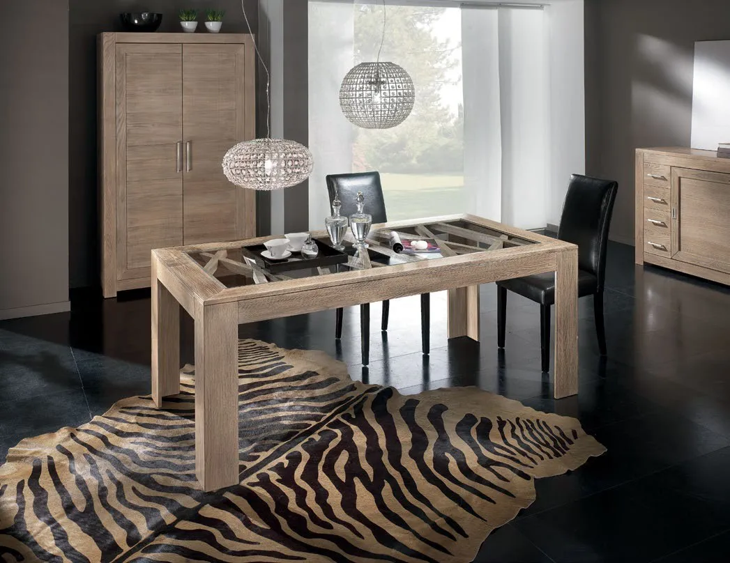 Tavolo Icon 2.0 Imba con piano in cristallo su tappeto zebrato e lampadario