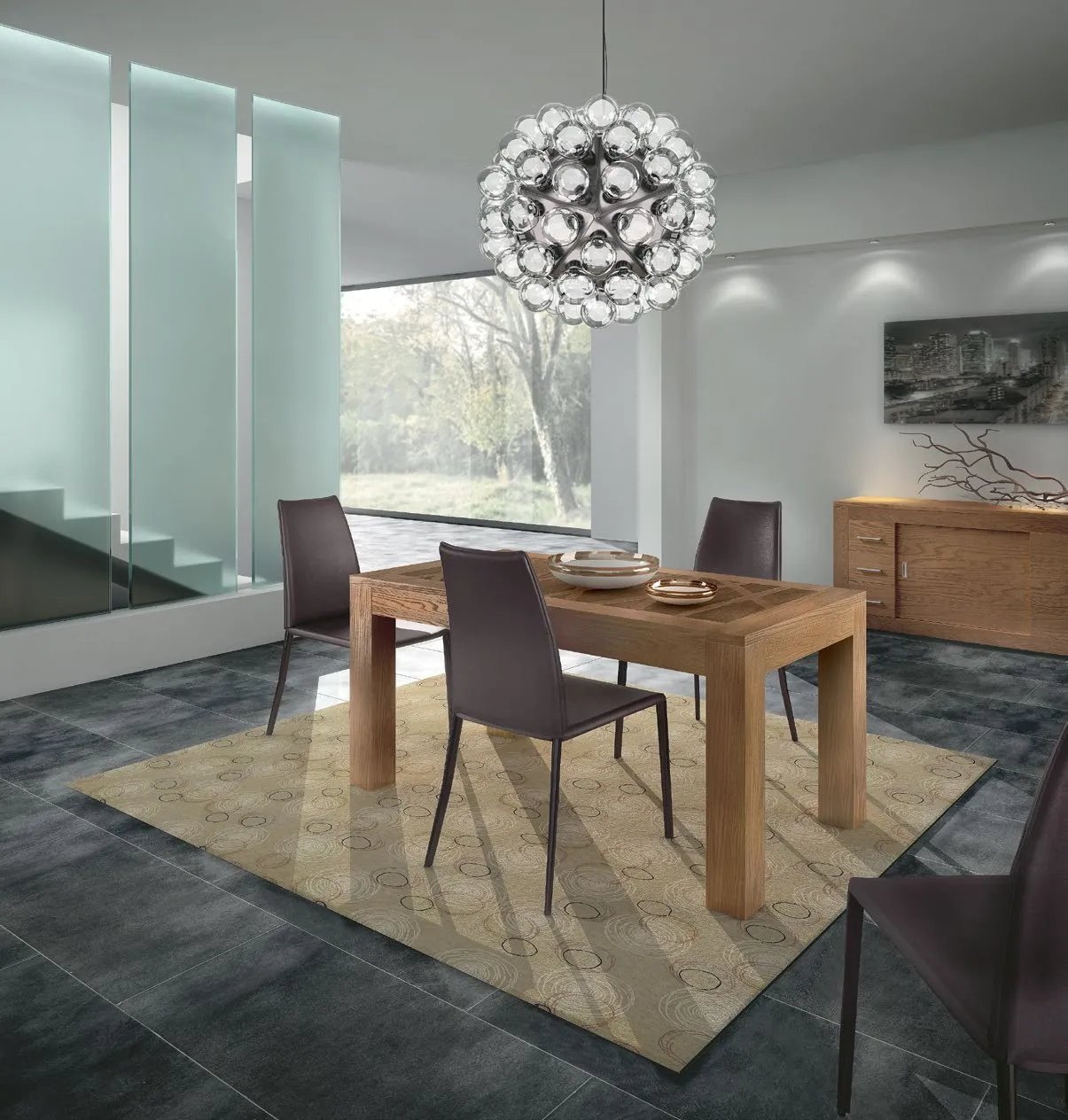 Tavolo allungabile Icon 2.0 Imba in legno chiaro con sedie scure e lampadario a sfera