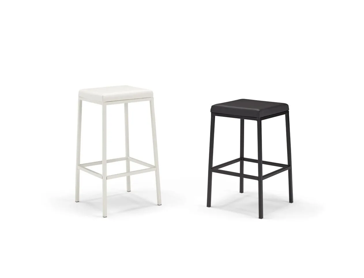 Due sgabelli Urban Style Imba senza schienale, bianco e nero