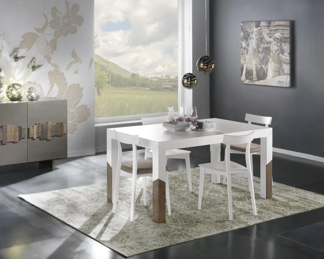 Tavolo allungabile Storia Trend Style Imba bianco con sedie in una sala grigia