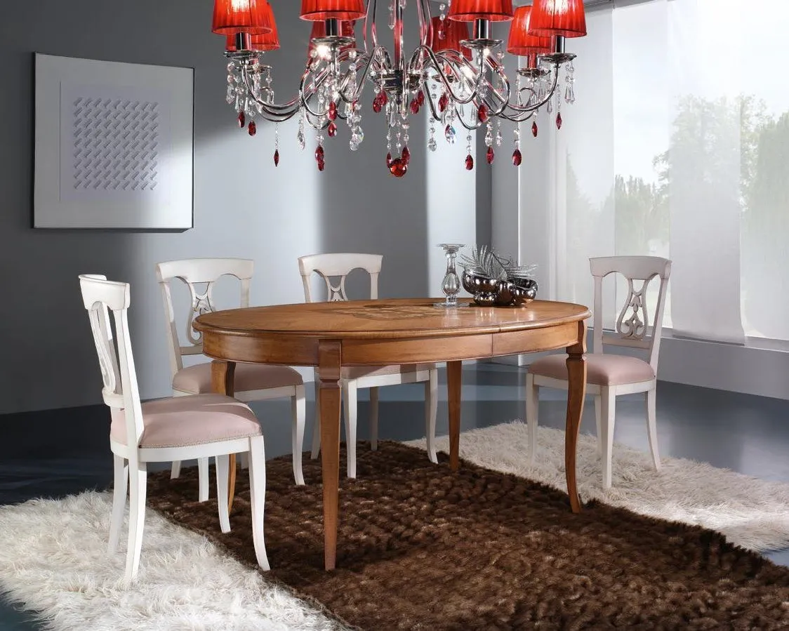 Tavolo ovale Trend Style Imba in noce con sedie bianche sotto un lampadario rosso
