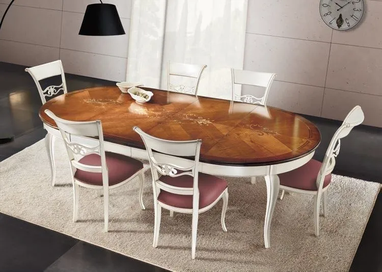 Tavolo rotondo Trend Style Imba aperto con allunghe, intarsiato, fra sedie bianche