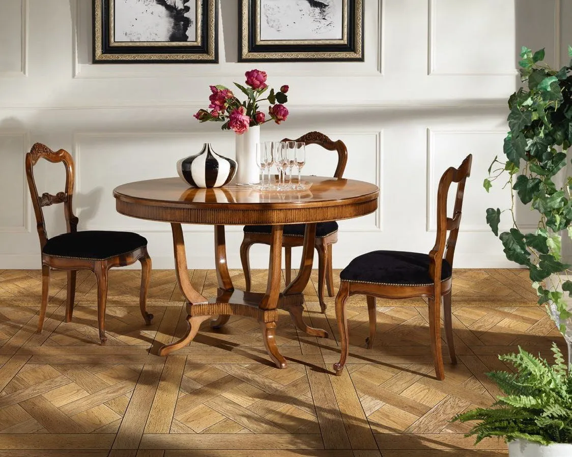 Tavolo rotondo Trend Style Imba con base a piedi sagomati e sedie in noce